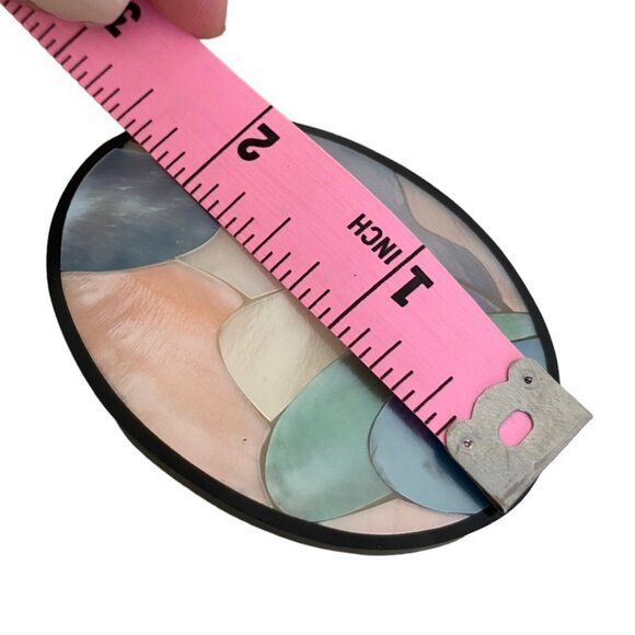 Mother of Pearl Inlaid Vintage Brooch Pastel Oval Lady in Hat Lee Sands unsigned - Picture 4 of 5